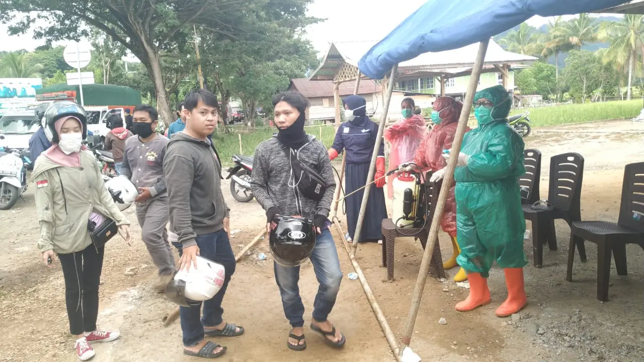Petugas Medis di Pos Perbatasan Polman