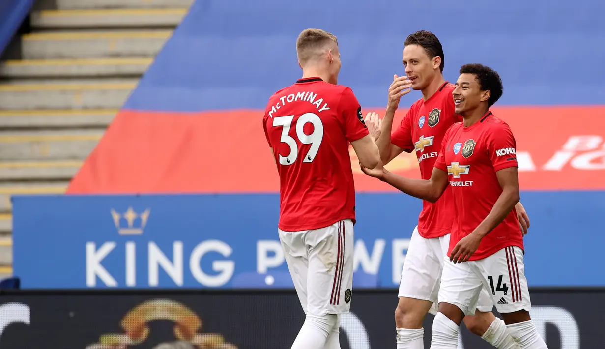 Gelandang Manchester United, Jesse Lingard Bersama rekan setimnya merayakan gol ke gawang Leicester City pada partai pamungkas Liga Inggris di Stadion King Power, Minggu (26/7/2020). MU lolos ke Liga Champions musim depan setelah mengalahkan tuan rumah Leicester City 2-0. (Carl Recine/Pool via AP)