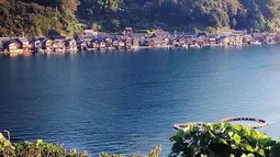 Penduduk yang menempati Ine Bay biasanya berprofesi sebagai nelayan yang biasanya memiliki perahu. Oleh karena itu, rumah dibangun sedemikian rupa agar memiliki tempat untuk menyimpan perahunya. (mymodernmet.com)