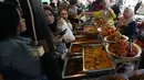 Pengunjung begitu leluasa memilih beragam menu berbuka puasa sesuai selera. Tampak dalam foto, aktivitas jual beli di Pasar Takjil Ramadan, Bendungan Hilir (Benhil), Jakarta, Senin (23/2/2026). (merdeka.com/Arie Basuki)