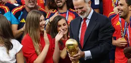 Raja Felipe VI dari Spanyol memegang Trofi Juara Piala Dunia FIFA sementara Ratu Letizia dari Spanyol, Putri Leonor dari Spanyol, dan Putri Sofia dari Spanyol serta para pemain Spanyol menyaksikan upacara penghargaan setelah pertandingan Final Piala Dunia FIFA 2026 antara Spanyol dan Argentina di Stadion New York New Jersey pada 19 Juli 2026 di East Rutherford, New Jersey. (Carl Recine/Getty Images/AFP)