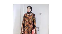 Penampilan hijab makin terlihat elegan dengan memakai batik cape dress seperti yang dipakai Zaskia Sungkar. (sumber foto: @zaskiasungkar15/instagram)