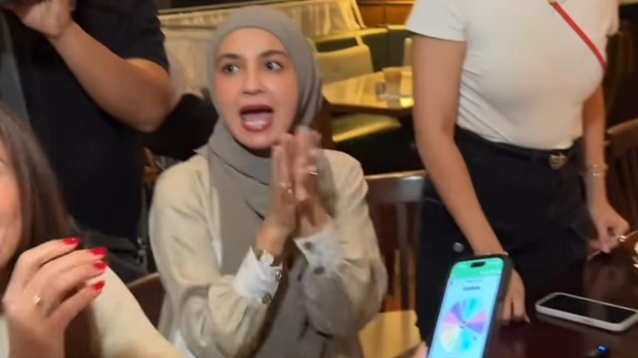 Kali ini, MUA Marlene Hariman beruntung memenangkan arisan, dan disambut dengan sorakan meriah dari anggota Geng Cendol lainnya.<br>