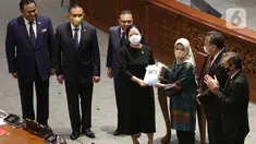 Ketua Badan Pemeriksa Keuangan (BPK) Isma Yatun berfoto bersama pimpinan DPR RI saat Rapat Paripurna ke-23 Masa Persidangan V Tahun Sidang 2021-2022 di Kompleks Parlemen, Senayan, Jakarta, Selasa (24/5/2022). Rapat Paripurna tersebut tentang Penyampaian Ikhtisar Hasil Pemeriksaan Semester (IHPS) II Tahun 2021 serta Penyerahan Laporan Hasil Pemeriksaan (LHP) Semester II Tahun 2021. (Liputan6.com/Angga Yuniar)