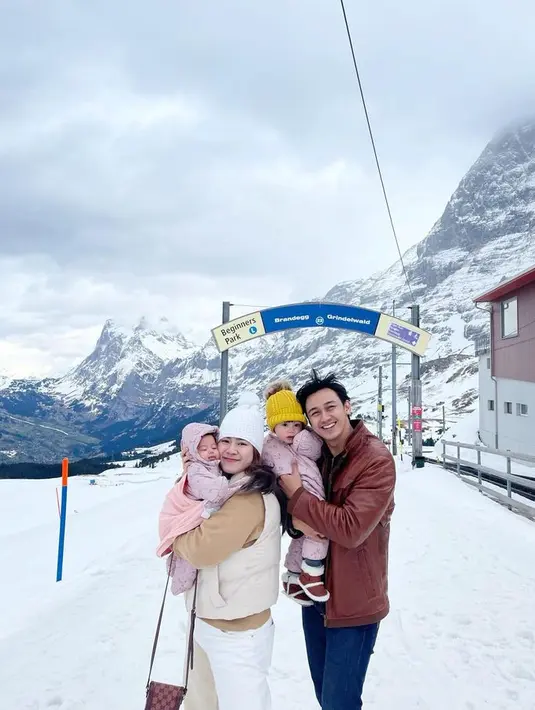 Rompi puffer, beanie hat warna putih, juga menjadi aksesori yang memberi kesan modis. [Foto: Instagram @felicyangelista_]