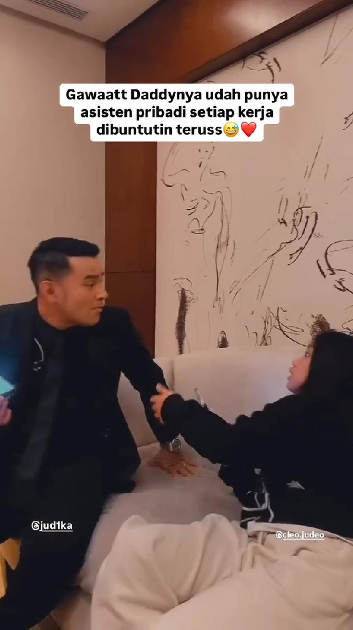 Bak Asisten Pribadi, Intip Momen Hangat Cleo yang Kini Terlihat Dewasa Ikuti Judika saat Kerja