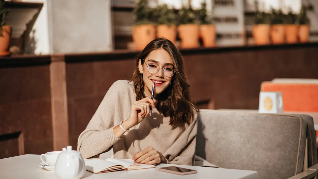 wanita november karakter disukai