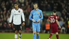 Kiper Manchester United, David de Gea dan bek Raphael Varane meninggalkan lapangan setelah pertandingan melawan Liverpool pada pertandingan lanjutan Liga Inggris di stadion Anfield, Inggris, Minggu (5/3/2023). Liverpool memenangkan pertandingan melawan Manchester United dengan skor telak 7-0. (AP Photo/Jon Super)