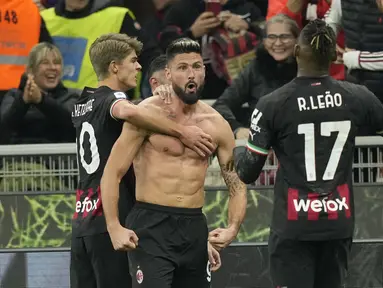 Penyerang AC Milan, Olivier Giroud (tengah) merayakan dengan rekan satu timnya setelah mencetak gol kedua timnya pada menit ke-89 ke gawang Spezia selama pertandingan lanjutan Liga Serie A Italia di stadion San Siro, di Milan, Italia, Minggu (6/11/2022). AC Milan menang tipis atas Spezia 2-1. (AP Photo /Antonio Calanni)