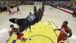Aksi Draymond Green (tengah) forward Golden State Warriors yang tak mampu dibendung oleh Kyle Lowry (kiri) dan Kawhi Leonard. (AP Photo/Tony Avelar, Pool)