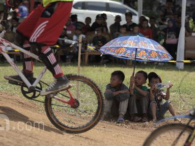 Antusiasme penonton cilik pada Festival BMX di kompleks Islamic Center, Sukada, Lampung, Minggu (19/3/2017) (Bola.com/Reza Bachtiar)