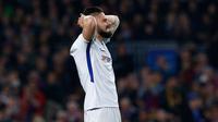 Reaksi pemain Chelsea, Olivier Giroud saat melawan Barcelona pada leg kedua babak 16 besar Liga Champions 2017-2018 di Stadion Camp Nou, Rabu (14/3). Chelsea tersingkir dari Liga Champions setelah kalah 3-0 (agregat 4-1) dari Barcelona (AP/Manu Fernandez)