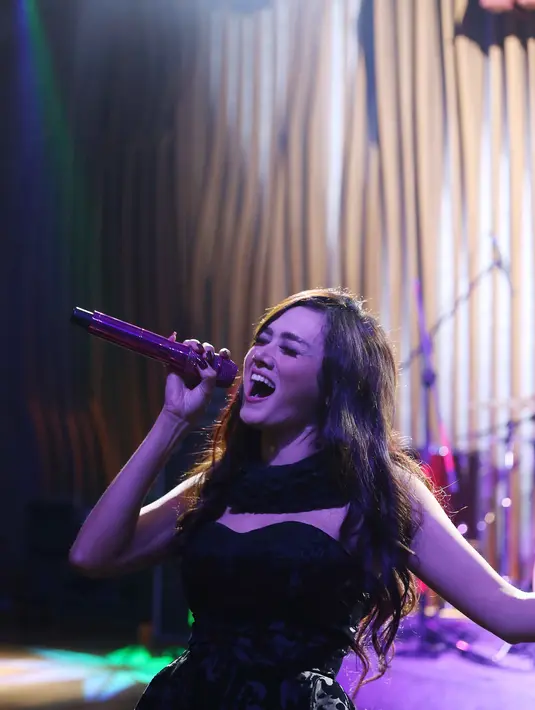 Konser Melawan Asap telah sukses digelar pada Senin (16/11) malam kemarin. Bertempat di Hardrock Cafe Jakarta, penyanyi cantik Mulan Jameela terlihat tampil di konser tersebut  tak ingin ketinggalan untuk ikut berpartisipasi. (Nurwahyunan/Bintang.com)