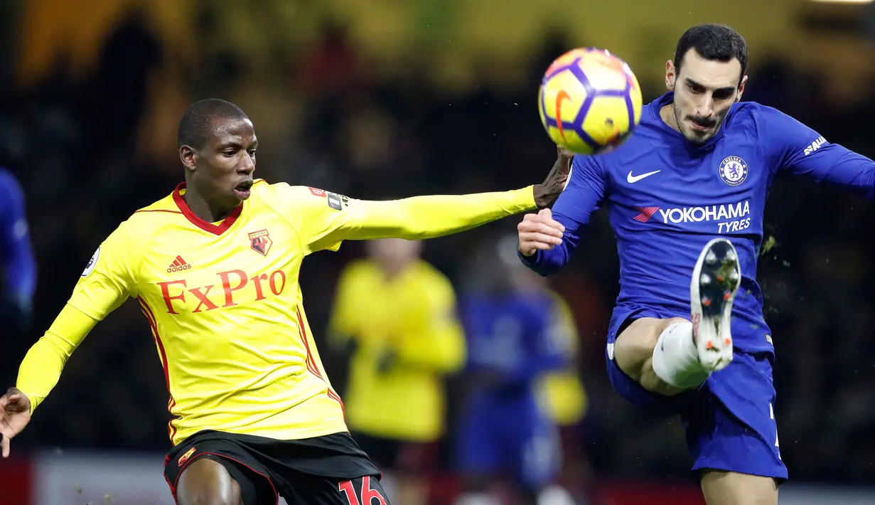 Pemain Watford Abdoulaye Doucoure berusaha mengambil bola dari pemain Chelsea Davide Zappacosta saat pertandingan Liga Inggris di stadion Vicarage Road, London (5/2). Pada pertandingan ini Watford menang 4-1 atas Chelsea. (AP Photo / Frank Augstein)