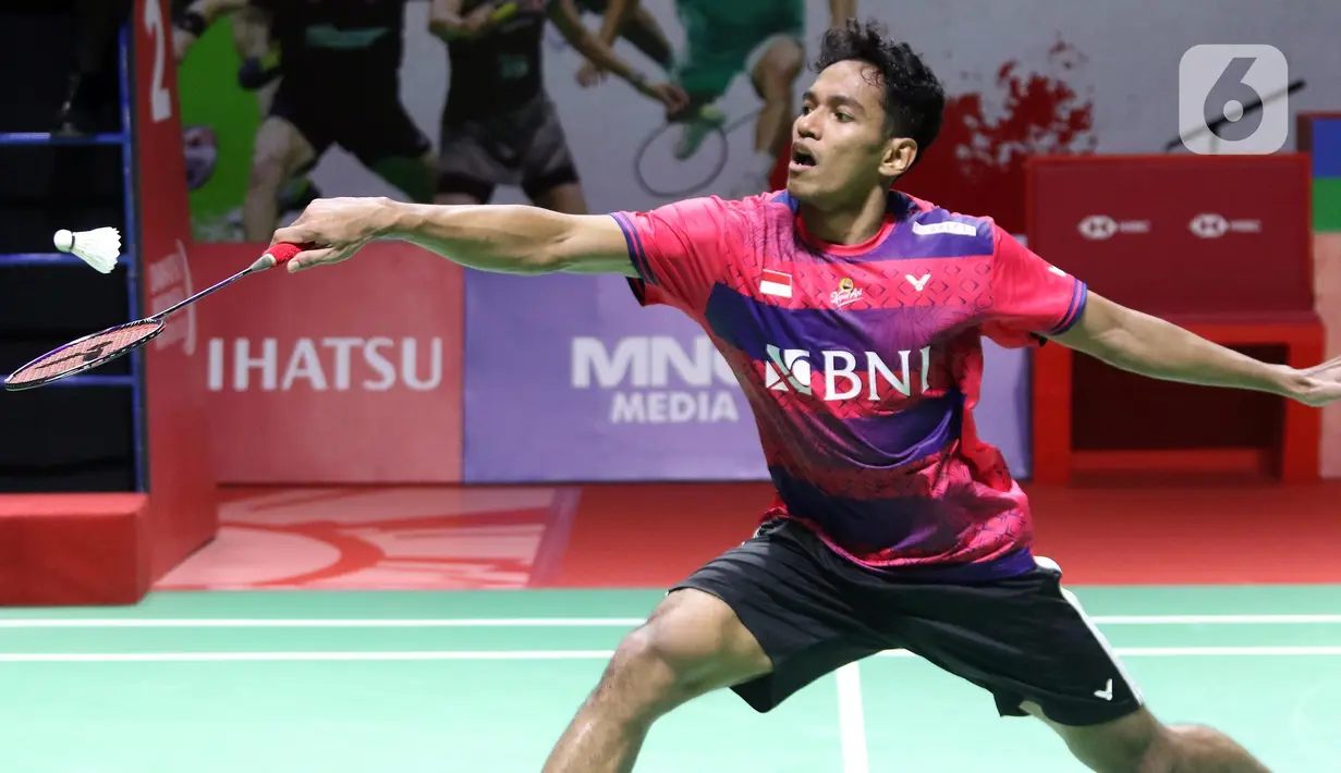 Pebulutangkis Tunggal Putra Indonesia, Chico Aura Dwi Wardoyo mengembalikan kok ke arah Brian Yang (Kanada) di babak Perempat Final Indonesia Masters 2023 di Istora Senayan, Jakarta, Jumat (27/1/2023). Permainan memikat ditunjukkan Chico saat melawan Brian Yang dan lolos ke semifinal Indonesia Masters 2023. (Liputan6.com/Helmi Fithriansyah)