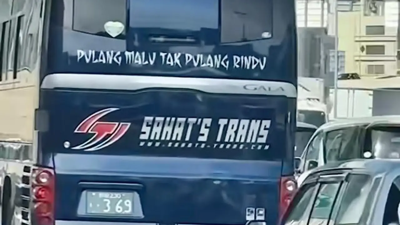Ilustrasi bus Sahat's Trans yang viral di Jepang dengan slogan "Pulang Malu Tak Pulang Rindu"