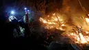 Sejumlah petugas pemadam kebakaran membangun jalur api saat kebakaran hutan di California, Amerika Serikat, (17/08). Pemerintah setempat sudah memberikan status keadaan darurat dan mengevakuasi lebih dari 82.000 warga. (REUTERS/Patrick T Fallon)