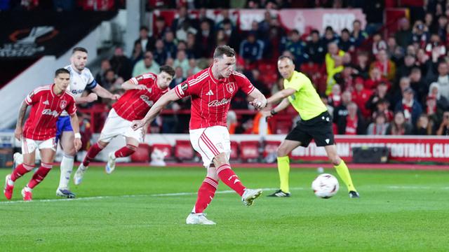 Foto: Momen Emiliano Martínez Gagal Tepis Tendangan Penalti Chris Wood, Aston Villa Keok dari Nottingham Forest di Semifinal Liga Europa
