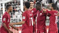 Pemain Qatar merayakan gol Almoez Ali (dua dari kanan) pada semifinal Piala Asia 2019 melawan Uni Emirat Arab di Mohammed Bin Zayed Stadium, Selasa (29/1/2019). (AFP/Roslan Rahman)