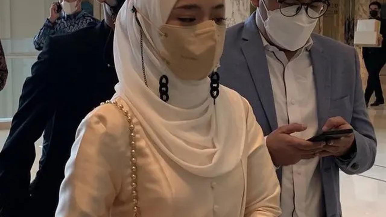 Sudah Sah Menikah! Ini 8 Potret Kebersamaan Nissa Sabyan dan Ayus yang Jarang Tersorot - Momen Akad Nikah Terungkap