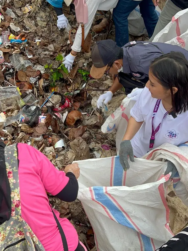 Prilly Latuconsina bersihkan sampah