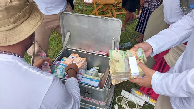 Petugas dari Ekspedisi Rupiah Berdaulat Bank Indonesia. (Foto: Liputan6.com/Arief RH)