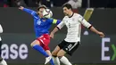 Gelandang timnas Jerman Leon Goretzka berebut bola dengan gelandang Liechtenstein Nicolas Hasler dalam Kualifikasi Piala Dunia 2022 Zona Eropa di Volskwagen Arena, Jumat (12/11/2021) dinihari WIB. Die National Mannschaft -julukan Jerman- menang 9-0 atas tamunya tersebut. (AP Photo/Michael Sohn)
