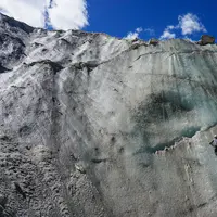 Merasakan sensasi mendebakan saat mendaki es di Huaraz, Peru.
