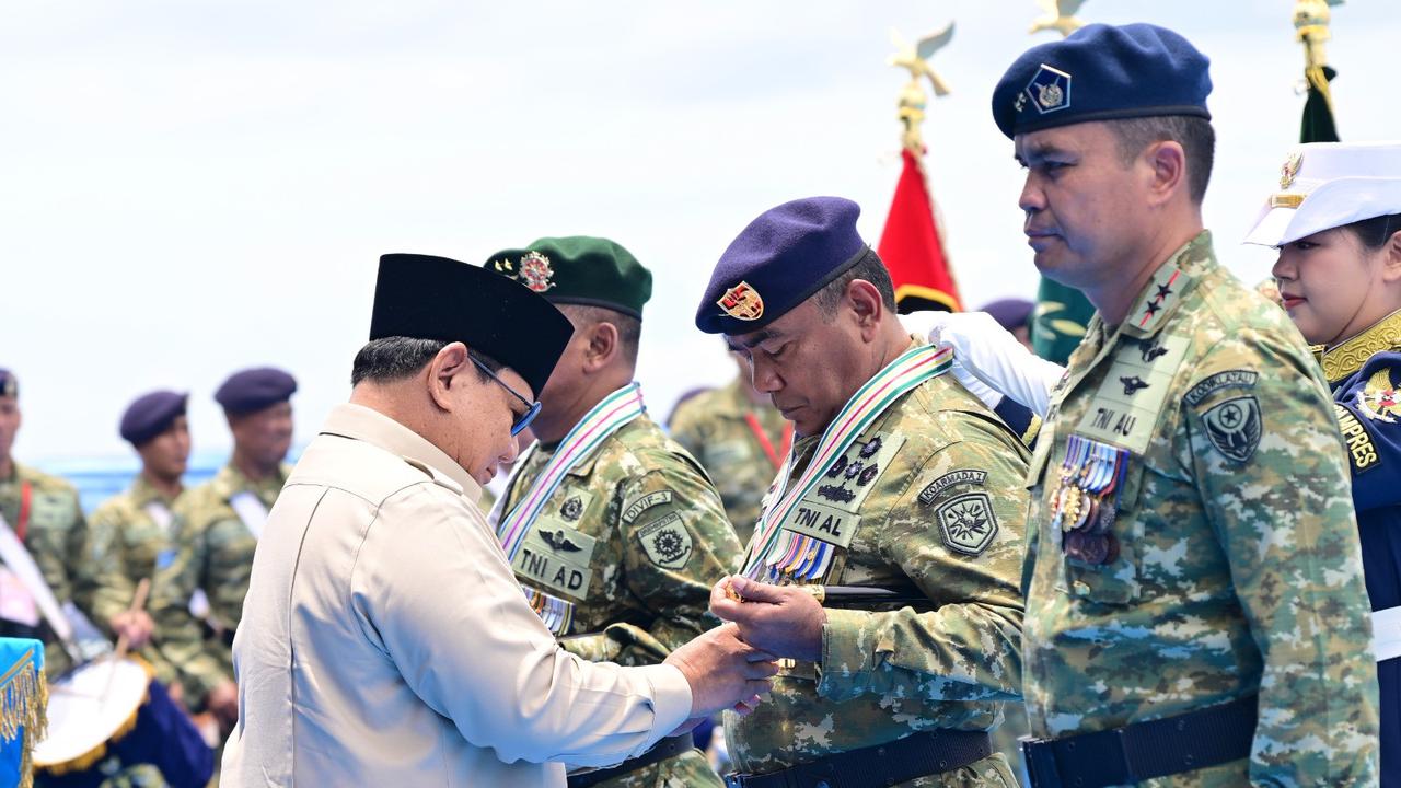 Prabowo beri pangkat kehormatan ke para purnawirawan TNI saat 51 Kapal Perang TNI AL Unjuk Kekuatan Tempur