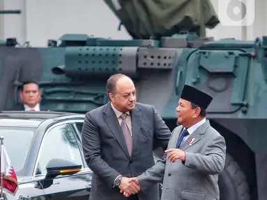 Menteri Pertahanan RI Prabowo Subianto (kanan) berjabat tangan dengan Wakil Perdana Menteri dan Menteri Negara Urusan Pertahanan Qatar Khalid bin Muhammad Al-Attiyah (kiri) usai melakukan pertemuan di kantor Kementerian Pertahanan, Jakarta, Minggu (4/6/2023). (Liputan6.com/Angga Yuniar)