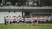 Pemain Timnas Indonesia U-22 melakukan pemusatan latihan untuk SEA Games 2023 yang berlangsung di Lapangan A, Kompleks Stadion Utama Gelora Bung Karno (SUGBK), Kamis (02/03/2023). Pemusatan latihan ini akan berlangsung dari tanggal 1-16 Maret 2023. (Bola.com/Bagaskara Lazuardi)