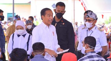 Presiden Joko Widodo (Jokowi) menyaksikan penyerahan bantuan subsidi upah (BSU) tahun 2022 di Kota Bau Bau, Sulawesi Tenggara, Selasa (27/9/2022).  (Dok Kemnakar)