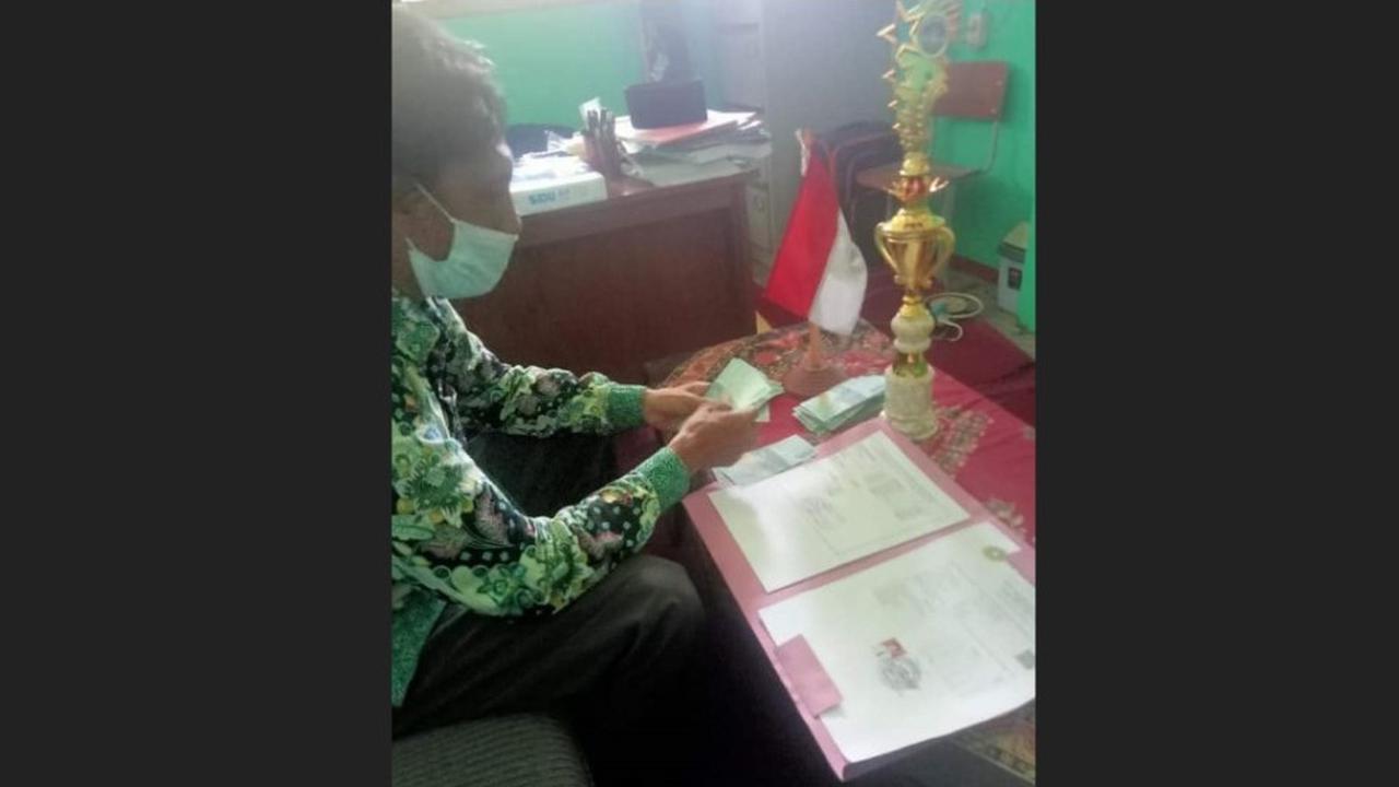 Siswa SMP yang ijazahnya ditahan akhirnya bisa sekolah lagi. (Dian Kurniawan/Liputan6.com)