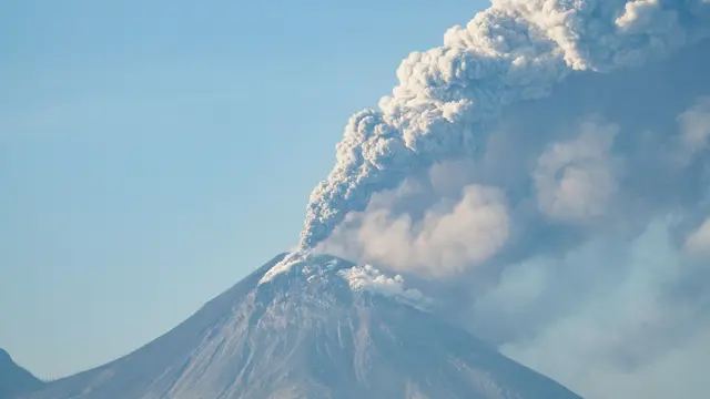 Kembali Erupsi, Gunung Lewotobi Laki-laki Muntahkan Kolom Abu Setinggi 9000 Meter