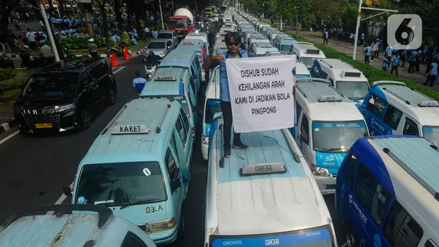 Ratusan Sopir JakLingko Demo di Balai Kota Jakarta