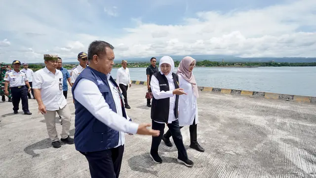 Gubernur Jawa Timur, Khofifah Indar Parawansa meninjau dermaga Marina Boom Banyuwangi, untuk persiapan peluncuran kapal cepat Banyuwangi- Denpasar Bali (Istimewa)