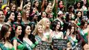 Kontestan Miss Earth 2019 berpose dalam balutan baju renang dengan pesan mereka untuk menyelamatkan Mother Earth saat sesi media di Manila, Rabu (2/10/2019). Malam final kontes Miss Earth 2019 ini akan digelar pada 26 Oktober mendatang di Filipina. (AP/Bullit Marquez)