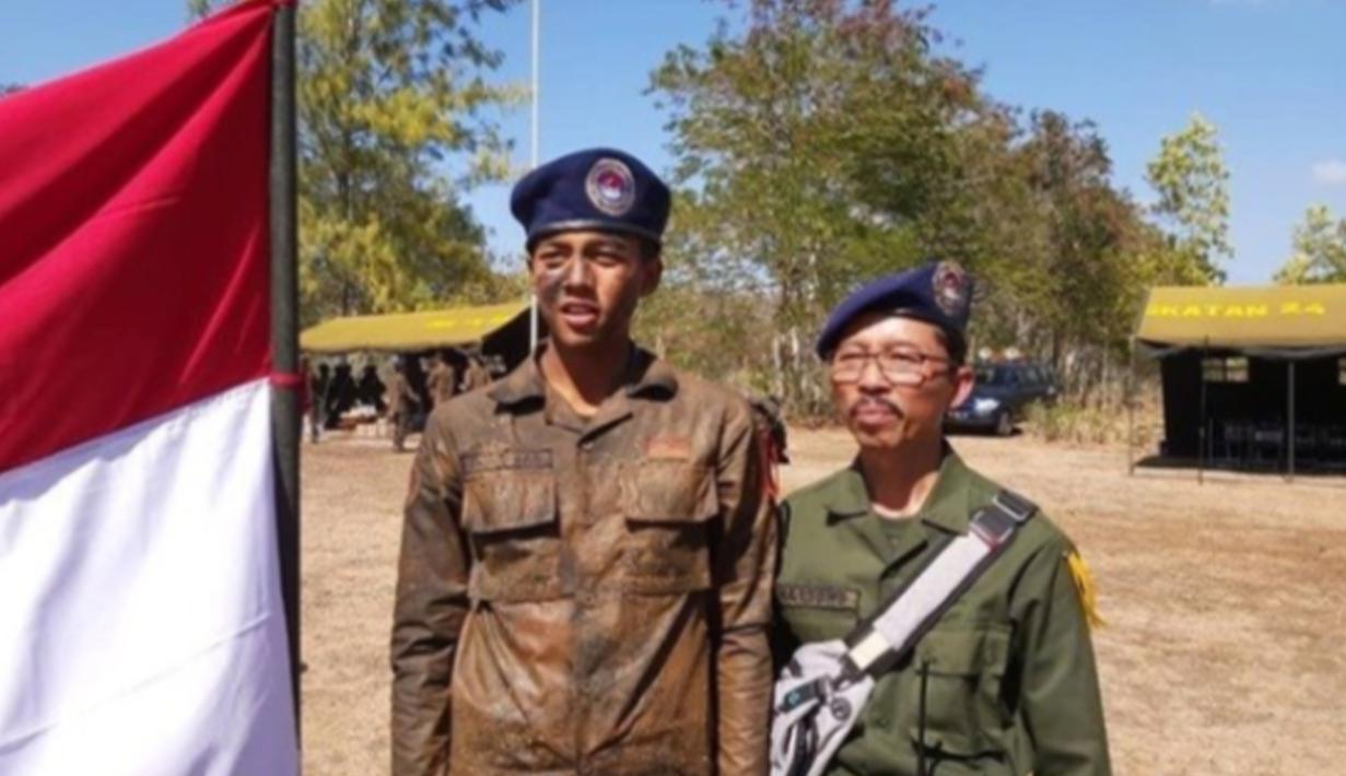 Raut bangga terpancar saat Bagas berfoto bersama instrukturnya. Arzeti kerap membagikan kegiatan anaknya tersebut melalui akun instagramnya. (Liputan6.com/IG/@arzetibi)