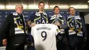 Mantan Striker Manchester United, Zlatan Ibrahimovic, berpose bersama petinggi LA Galaxy saat perkenalan di StubHub Center, AS, Sabtu (30/3/3028). LA Galaxy menjadi klub kesembilan sepanjang karier pria Swedia ini. (AP/Ringo H.W. Chiu)