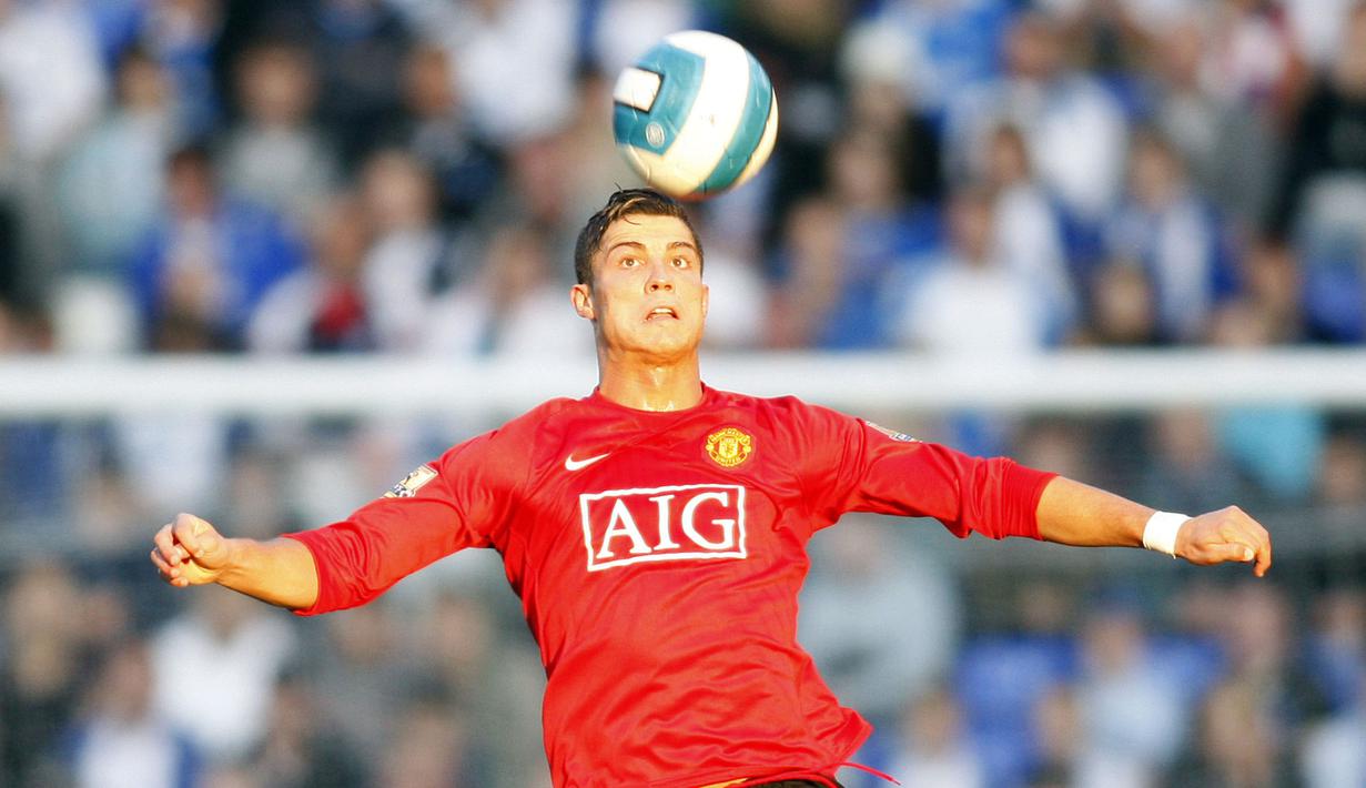 Cristiano Ronaldo adalah salah satu pemain andalan sekaligus pembelian tersukses Manchester United era Sir Alex Ferguson. CR7 diboyong ke Old Trafford pada Juli 2003 dari Sporting CP dengan mahar sebesar 17,5 juta euro. (AFP/Adrian Dennis)
