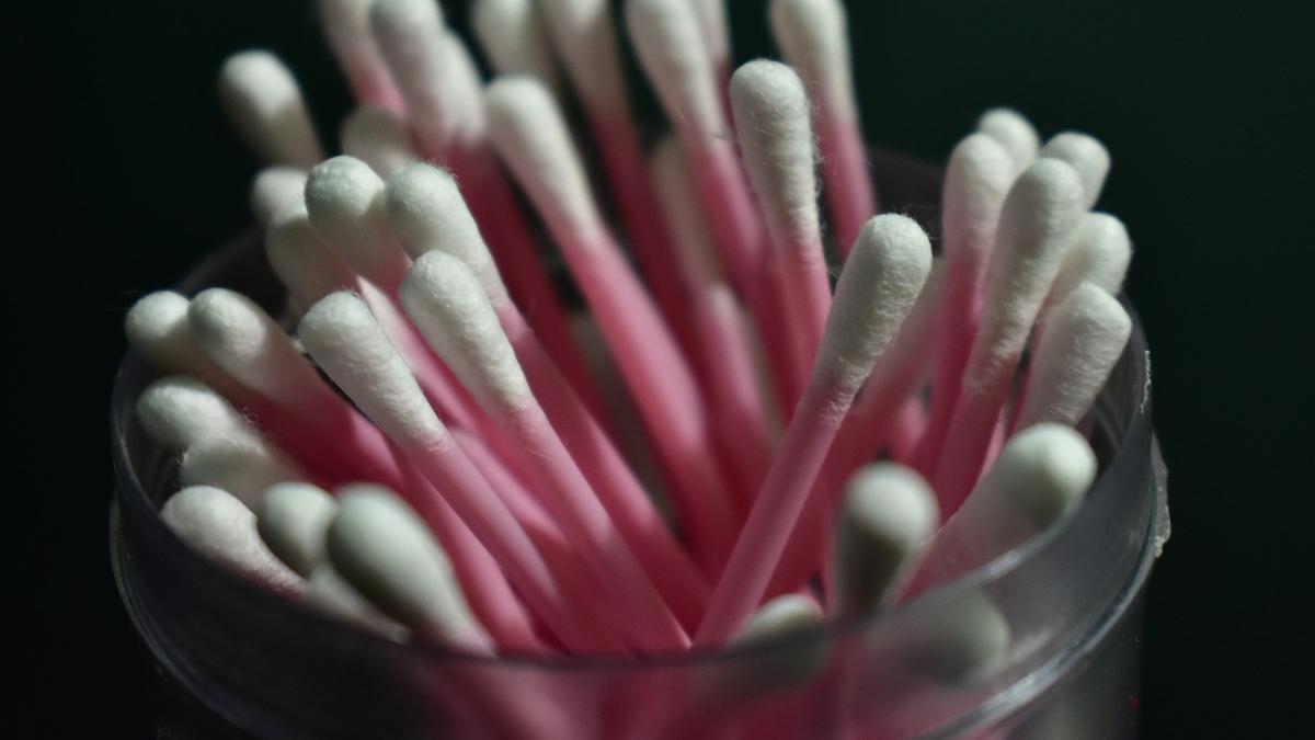 Jangan Lagi! Inilah Bahaya Menggunakan Cotton Bud yang Sering Diabaikan
