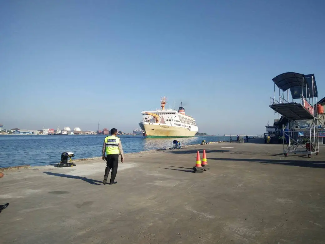 KM Dobonsolo sesaat sebelum merapat di Pelabuhan Tanjung Emas Semarang, Minggu (18/6/2017). (foto : Liputan6.com / edhie prayitno ige)