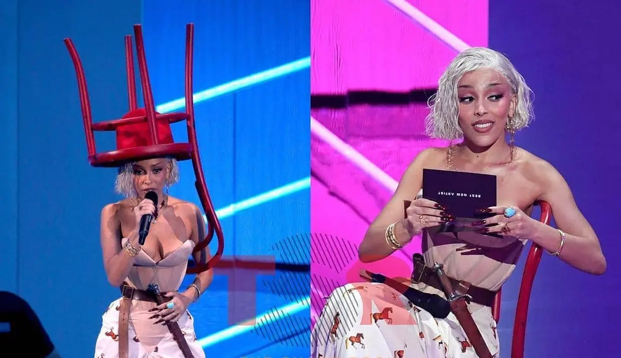 Ia juga terlihat mengenakan koleksi Vivianne Westwood SS 2018 di atas pentas dengan aksen kursi di atas kepala sebagai head piece yang mencuri atensi. (Foto: Instagram/ Doja Cat).