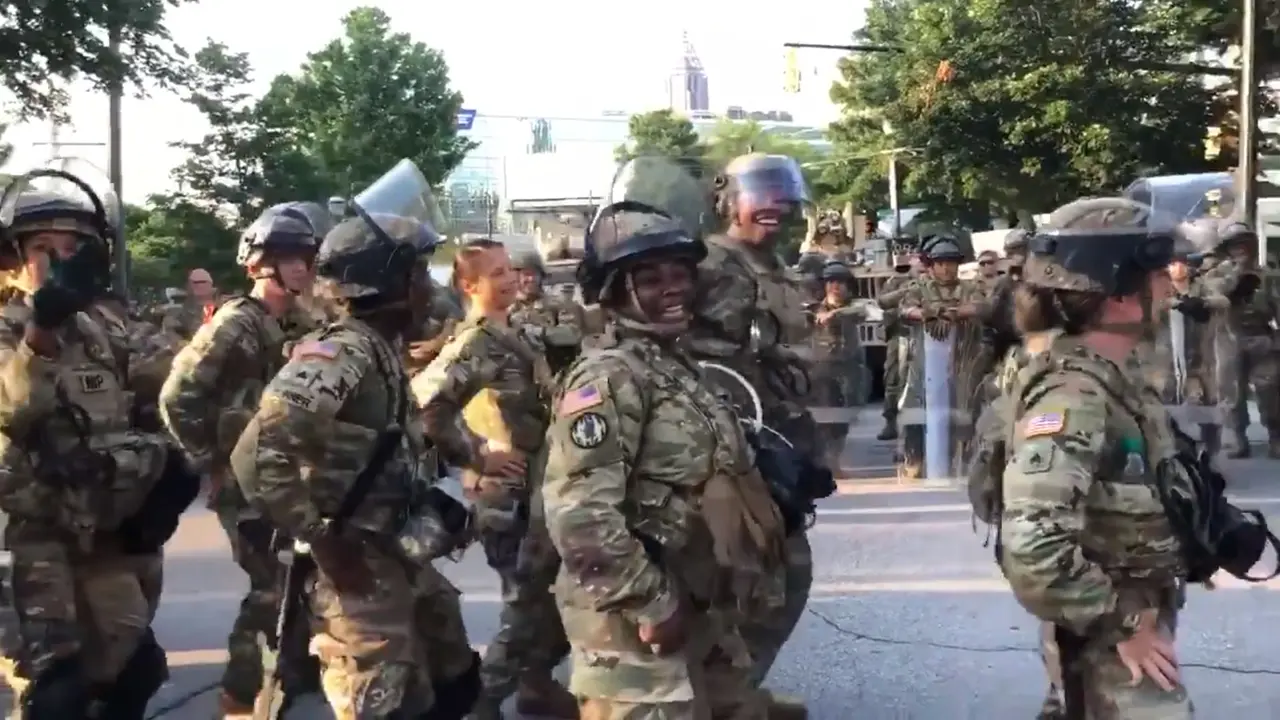 Polisi di Atlanta joget bersama pendemo sebelum masuk jam malam.
