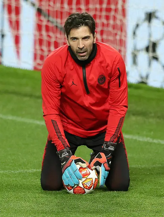 Kiper Paris Saint Germain (PSG) Gianluigi Buffon menangkap bola saat berlatih di Old Trafford, Manchester, Inggris, Senin (11/2). PSG akan menghadapi Manchester United (MU) pada 16 besar Liga Champions. (Martin Rickett/PA via AP)