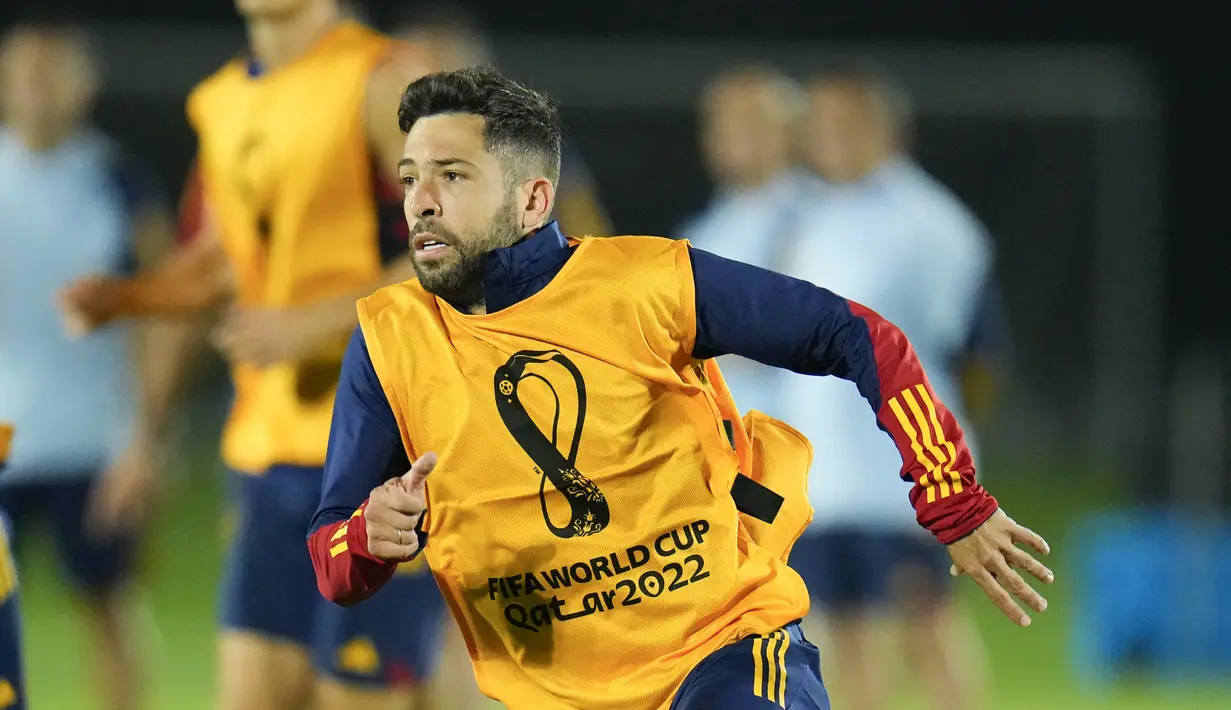 Bek Spanyol, Jordi Alba berlari saat mengikuti sesi latihan di Universitas Qatar, di Doha, Qatar, Selasa, 22 November 2022. Spanyol akan memainkan pertandingan pertamanya di Grup E Piala Dunia melawan Kosta Rika. (AP Photo/Julio Cortez)