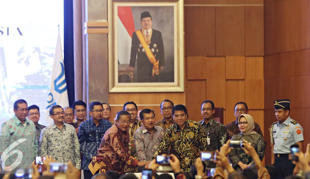 Wakil Presiden Jusuf Kalla (tengah) didampingi Menko Perekonomian Darmin Nasution dan Kepala BKPM Franky Sibarani menekan tombol saat meresmikan peluncuran layanan izin investasi 3 jam di BKPM, Jakarta, Senin (11/1). (Liputan6.com/Immanuel Antonius)