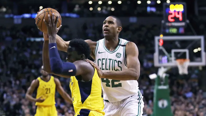 Pemain Celtics Al Horford (baju putih) mencoba mengadang bintang Pacers Victor Oladipo