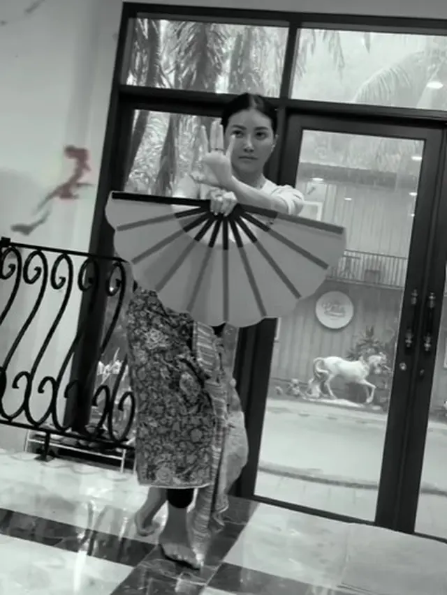 Sarwendah menari tradisional (Instagram/sarwendah29)