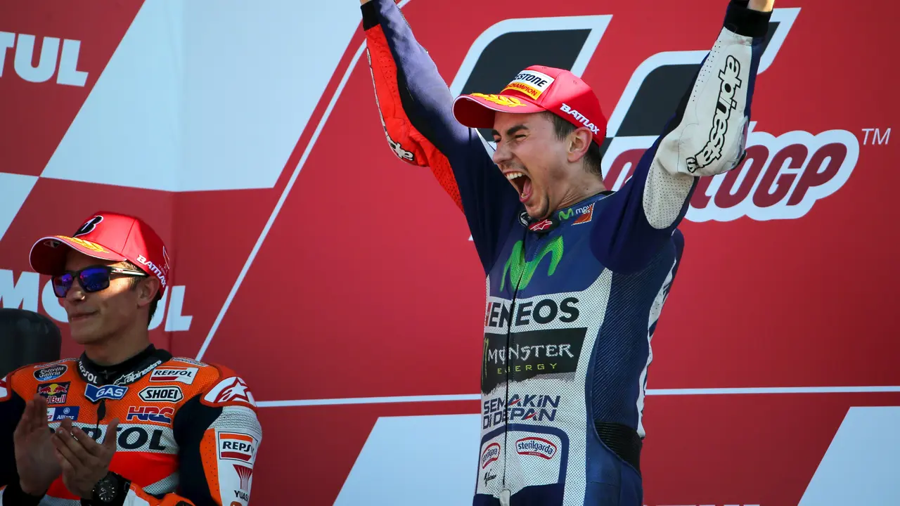 Lorenzo Melakukan Selebrasi di Podium Usai Jadi Juara Dunia